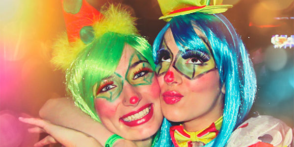 Zwei Single-Mädcher auf einer Karnevalsparty in Köln